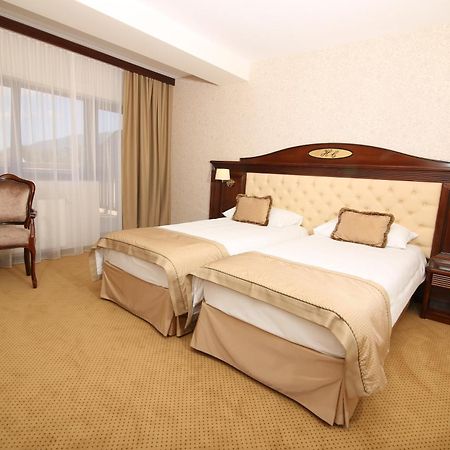 Hotel Carmen Предеал Екстериор снимка