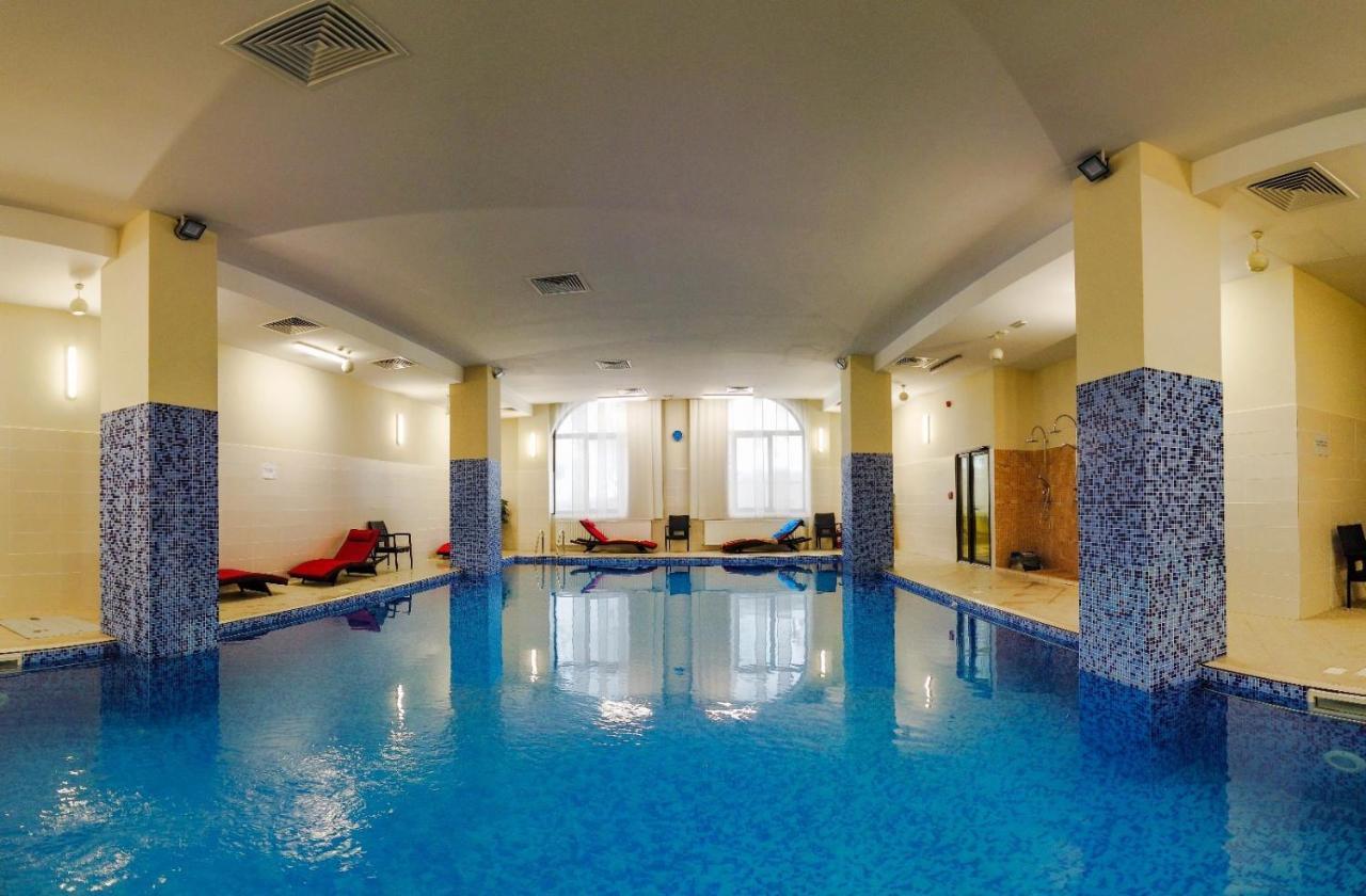Hotel Carmen Предеал Екстериор снимка