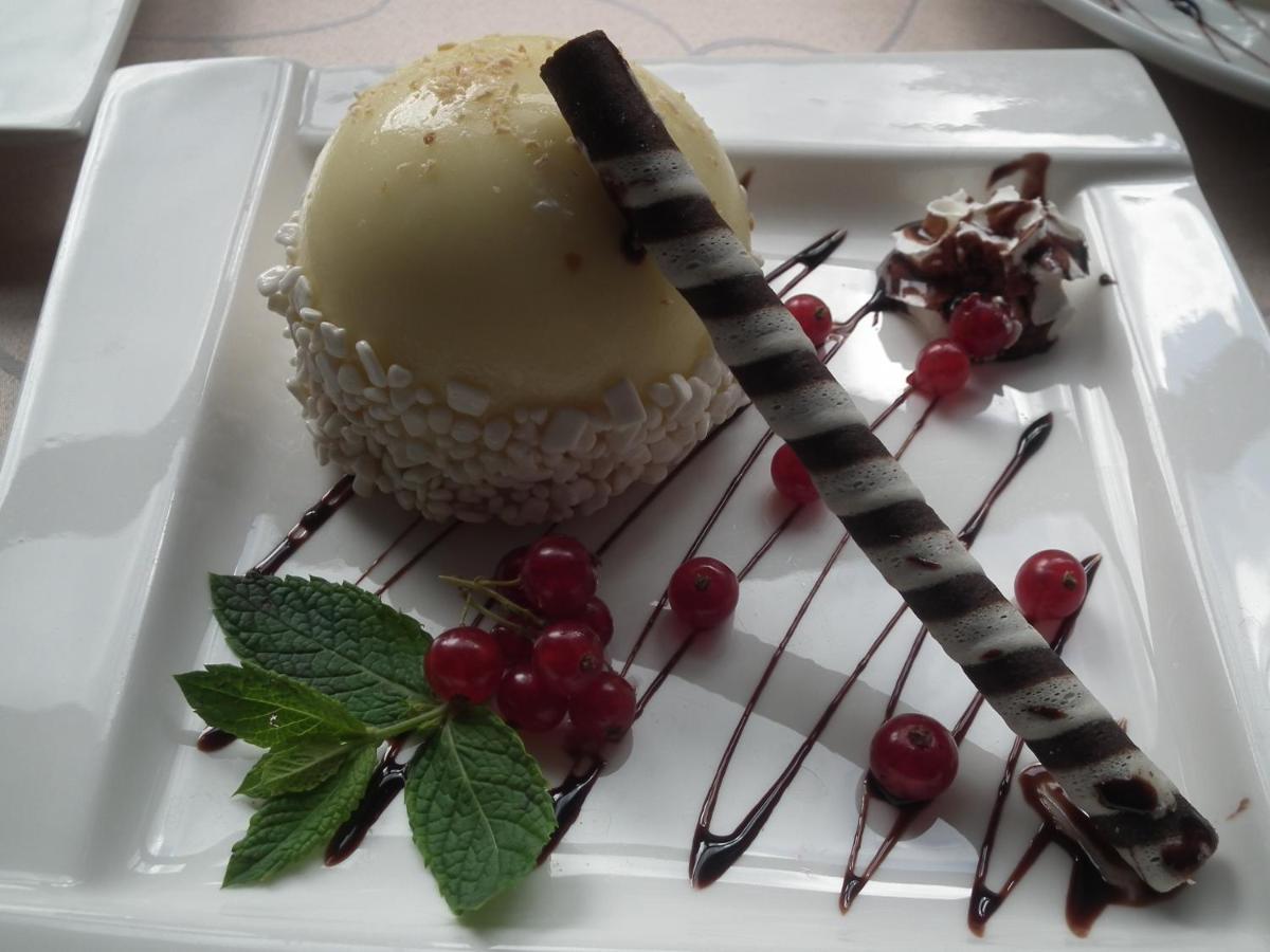Hotel Carmen Предеал Екстериор снимка