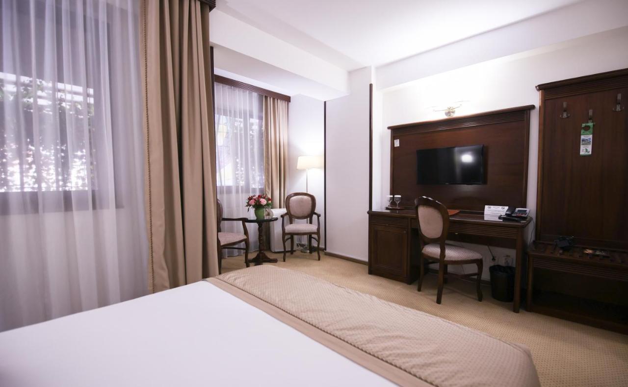 Hotel Carmen Предеал Екстериор снимка
