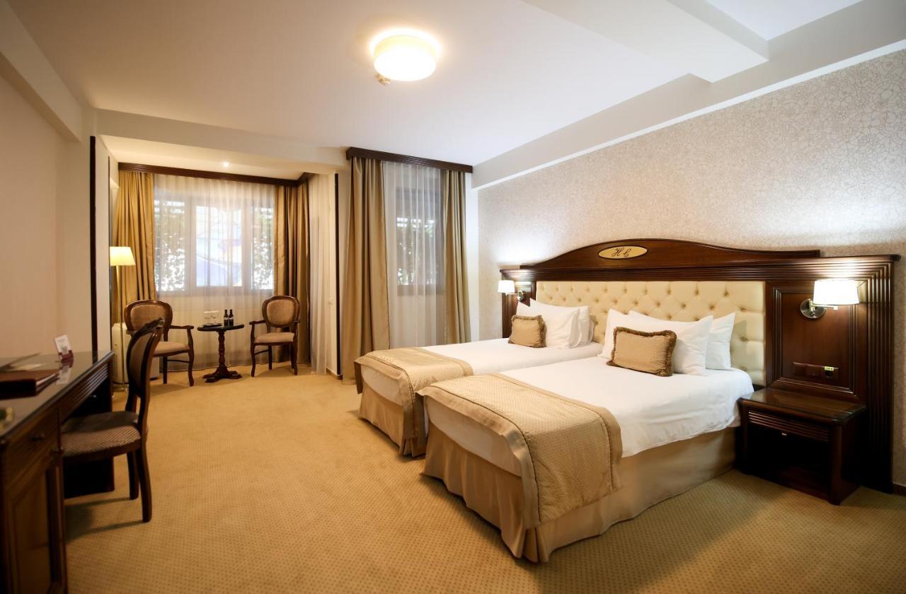 Hotel Carmen Предеал Екстериор снимка