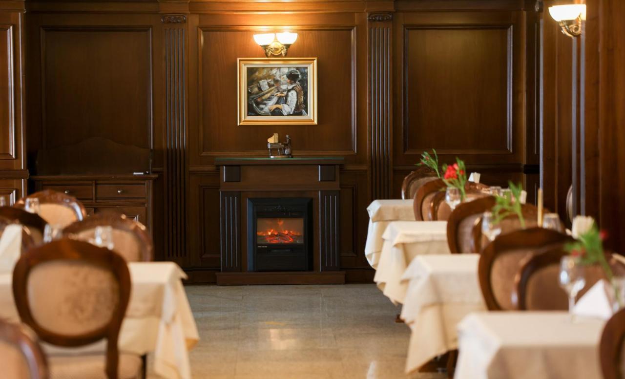 Hotel Carmen Предеал Екстериор снимка