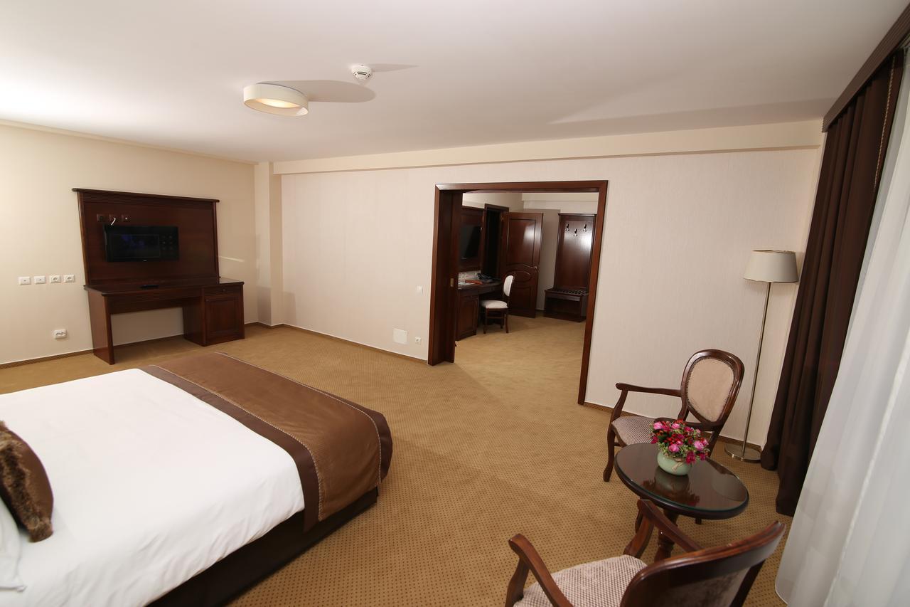 Hotel Carmen Предеал Екстериор снимка