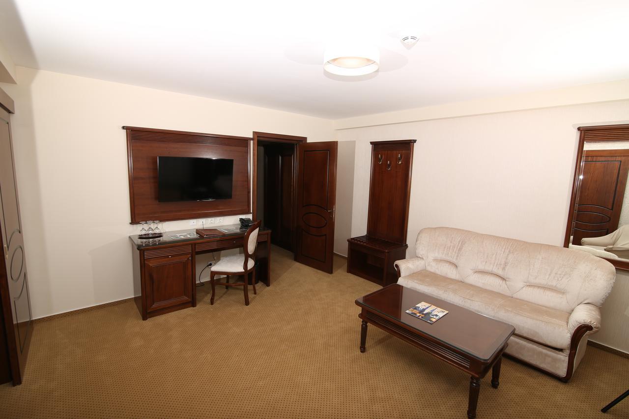 Hotel Carmen Предеал Екстериор снимка