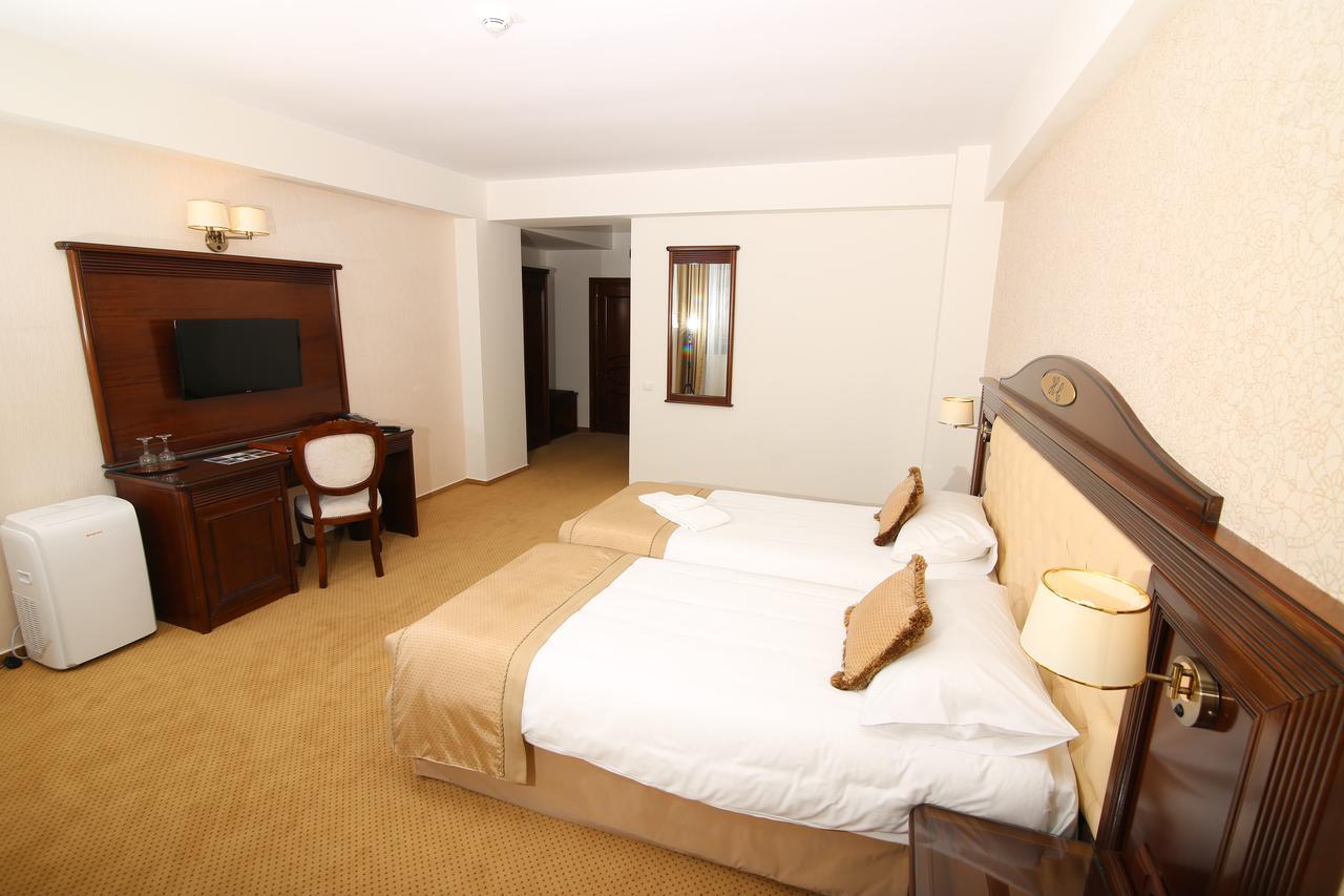 Hotel Carmen Предеал Екстериор снимка