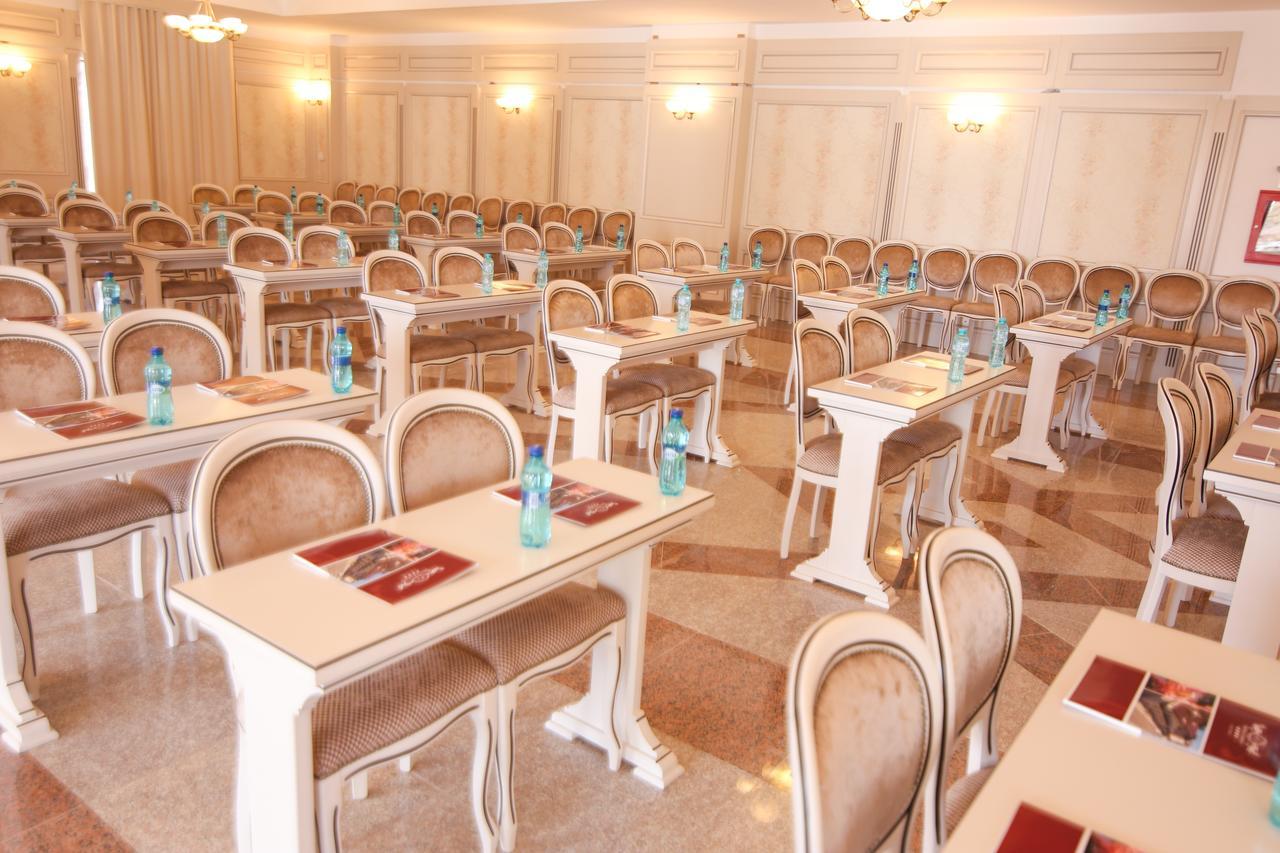 Hotel Carmen Предеал Екстериор снимка